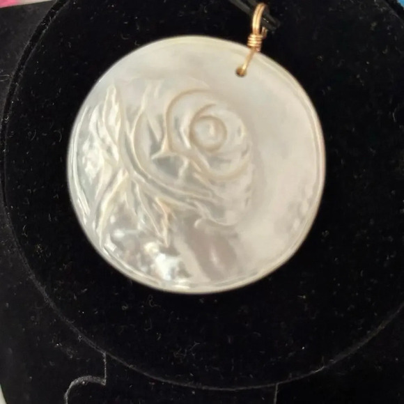 Vintage Round Beautiful floral Mother of Pearl Pendant - Picture 1 of 4
